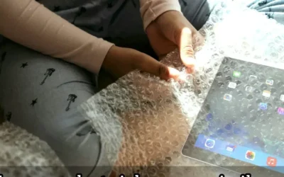 Frau wundert sich über iPad in Geschenk aus Luftpolsterfolie Frau wundert sich über iPad in Geschenk aus Luftpolsterfolie